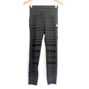 Vuori Daily Leggings Dark Oregano Shibori Stripe